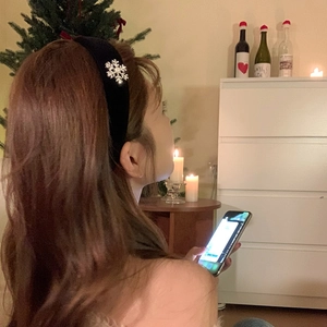 Serre-tête élégant en velours noir avec flocon de neige en strass pour look d'hiver