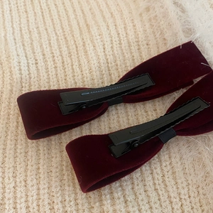 Lot de deux barrettes à cheveux nuds en velours rouge vin avec pinces bec de canard