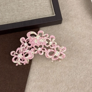 Detailaufnahme einer Haarklammer aus Acetat in Rosa mit kleinen Strasssteinen