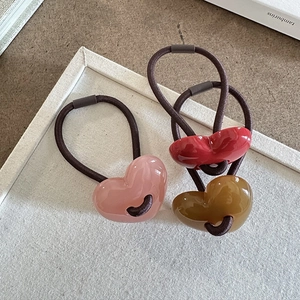 Set elastici per capelli con cuori in resina rosa, rossi e ambra su legno