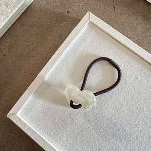 Dettaglio elastico per capelli a cuore in resina con trama ghiaccio e laccio marrone