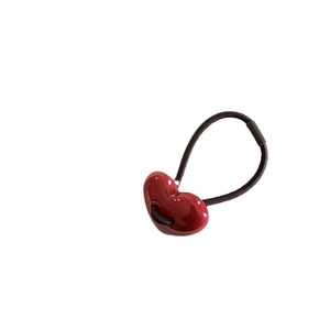 Elastico per capelli nero minimalista con ciondolo a cuore in resina rossa lucida su bianco