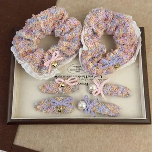 Set de chouchous et barrettes en tweed avec dentelle et pendentifs en forme de cœur