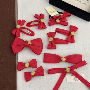 Barrette à Cheveux Nœud en Tissu Rouge Festif Avec Décoration Rose Dorée Épingle à Cheveux Douce Fait Main pour Femme Nouvel An Mariage