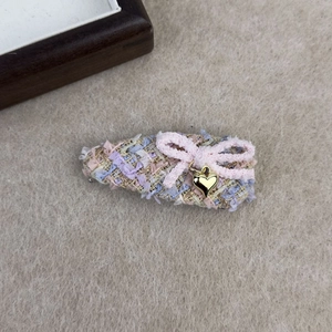 Pince à cheveux en tweed rose avec nœud tricoté et pendentif cœur doré pour femme