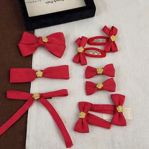 Ensemble de barrettes à nœuds rouges festifs avec camélias dorés et longs rubans