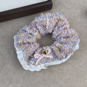 Chouchou en tweed rose avec dentelle et pendentif nœud pour coiffure élégante