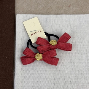 Barrettes à cheveux festives en tissu rouge avec camélia doré pour le Nouvel An