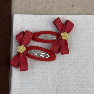 Barrettes à cheveux festives en tissu rouge avec camélia et breloques dorées