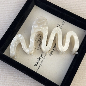 Elegant wavy acetic acid shark hair claw clip in creamy marble pattern for women