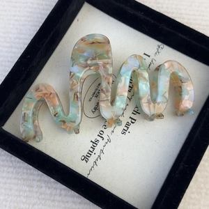 Large marble texture acetate wave hair claw clip in a black velvet jewelry box gift set