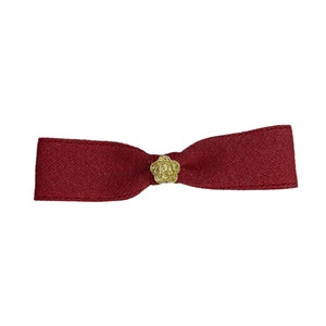 Barrette à cheveux festive en satin rouge avec une rose dorée en relief au centre