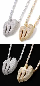 Macro del ciondolo hip-hop a forma di rondine con finiture in oro e argento lucido