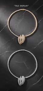 Dettagli dei ciondoli hip hop in oro e argento con catene tennis brillanti