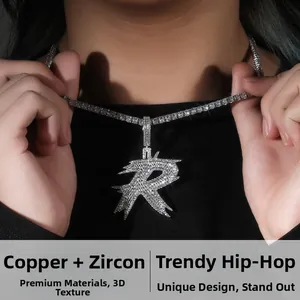 Détail du collier hip hop en cuivre avec pendentif lettre R en zircon sur chaîne tennis