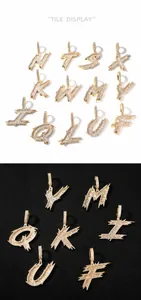 Détail des pendentifs lettres hip hop plaqués or avec zircons cubiques et baguettes