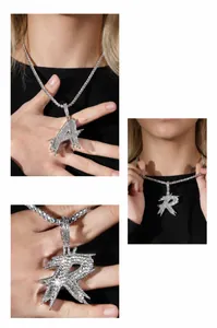 Détail du pendentif lettre serti de zircons brillants sur une chaîne tennis chic