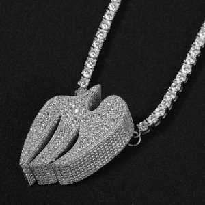 Macro di catena tennis hip hop con ciondolo a rondine in pavé di zirconi su feltro nero