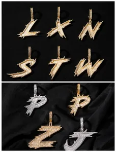 Détail de pendentifs alphabétiques hip-hop avec zircons en finitions or et argent