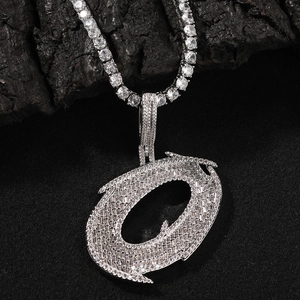 Détail macro du pendentif lettre Q serti de zircons avec chaîne de tennis