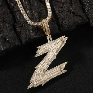 Gros plan du pendentif lettre Z doré serti de zircons rectangulaires style hip hop