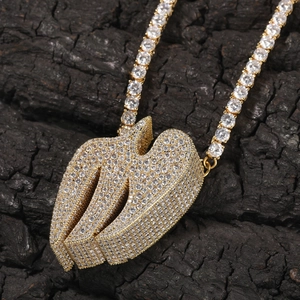 Collana hip hop con ciondolo a lettera M dorata e cristalli lucidi incastonati