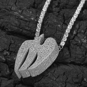 Collana con pendente lettera M 3D hip hop e catena tennis su sfondo di carboncino
