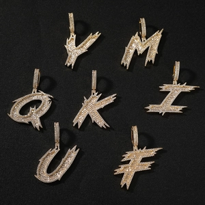 Pendentifs lettres Y M Q K Z U F style hip hop en or avec zircons sur fond noir