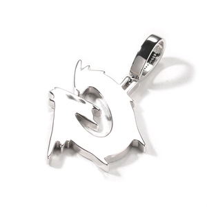Pendentif alphabet hip-hop argenté poli au design géométrique et aux lignes nettes