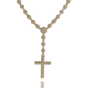 Collana con pendente a croce dorata con catena a sfere da 5mm e zirconi pavé