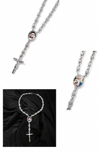 Dettaglio macro della collana personalizzata con foto ciondolo a croce e catena di perle