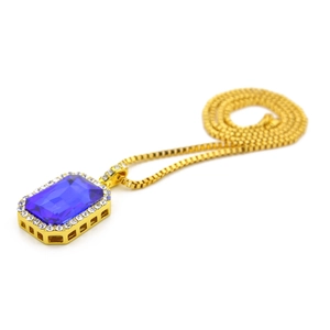 Details einer Vintage-Goldkette mit blauem Edelstein im Smaragdschliff und Kristall-Halo