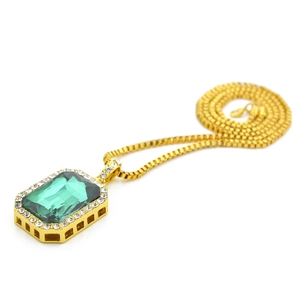 Goldene Vintage-Halskette mit grünem Edelsteinanhänger und Diamant-Halo auf weißem Grund