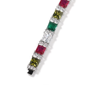 Detail van tennisarmband met veelkleurige vierkant geslepen zirkonia en zilveren afwerking