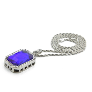 Nahaufnahme von quadratischem blauem Edelsteinanhänger mit silberner Kordelkette