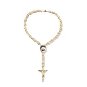 Dettaglio della collana rosario dorata con ciondolo foto personalizzato e croce