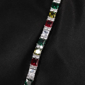 Luxe kleurrijke tennisarmband met vierkant geslepen stenen en zilveren afwerking