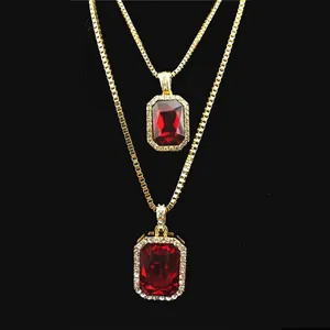 Vintage Goldlegierung Halskette mit großem rechteckigem rotem Edelstein und Zirkonia-Halo
