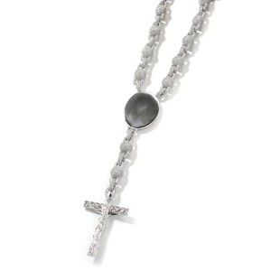 Dettaglio collana rosario argento con inserto nero e pendente a croce martellata