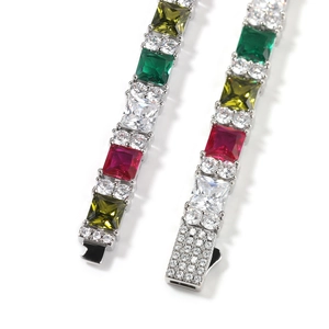 Luxe tennisarmband met veelkleurige vierkante edelstenen in een gepolijste zilveren finish