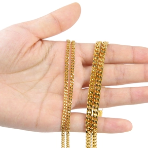 Catene cubane Miami placcate in oro in due larghezze mostrate su uno sfondo bianco pulito