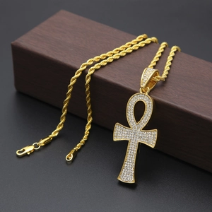 Détail du pendentif Ankh égyptien en or avec cristaux pavés et chaîne torsadée