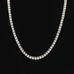 Vista macro de un collar tennis plateado con circonitas cúbicas brillantes de corte redondo