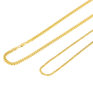Dettaglio di catene cubane placcate in oro in due spessori con finitura lucida