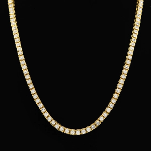 Detalle de un collar tennis dorado de una sola fila con circonitas redondas brillantes