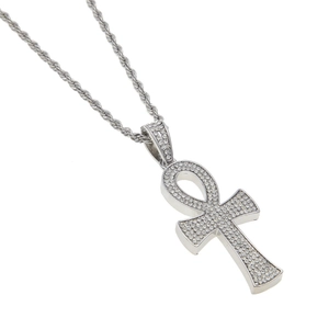 Vue macro détaillée du pendentif Ankh en argent avec incrustation de zircons cubiques