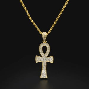 Détail du pendentif Ankh égyptien doré serti de strass blancs sur chaîne torsadée
