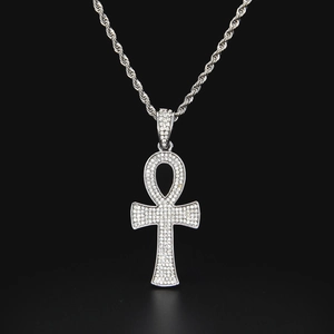 Vue détaillée du pendentif Ankh égyptien en argent serti de zircons blancs sur chaîne corde