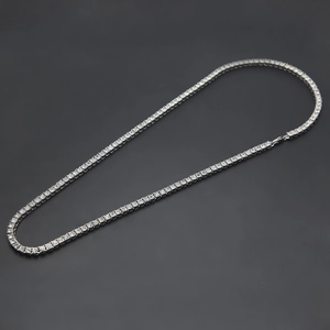 Primer plano del collar tennis clásico de plata con circonitas de corte redondo