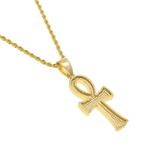 Gros plan du pendentif égyptien Ankh doré avec chaîne torsadée et détails polis